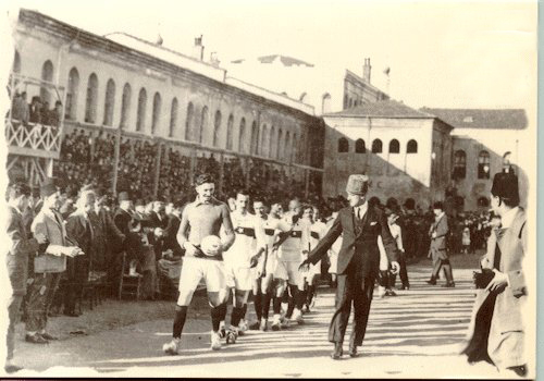 Türkiye–Romanya maçı öncesinde futbolcular Taksim Stadı’nda sahaya çıkarken, 1923